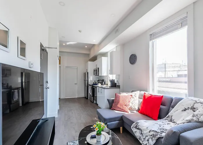 Modern 2 Bedroom Apartment - Near Leslieville