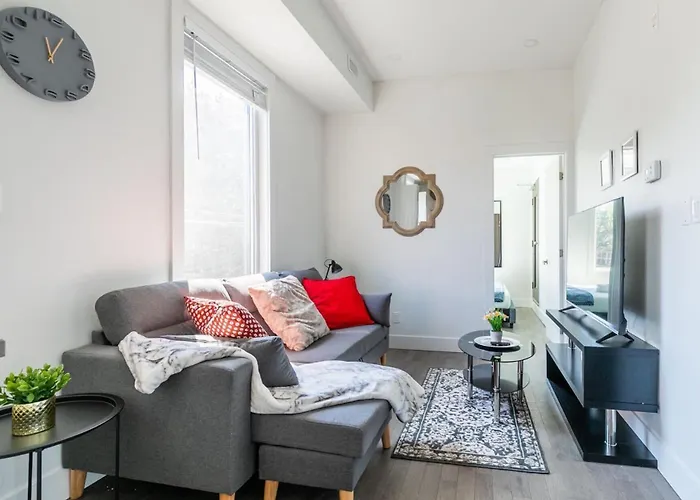Modern 2 Bedroom Apartment - Near Leslieville