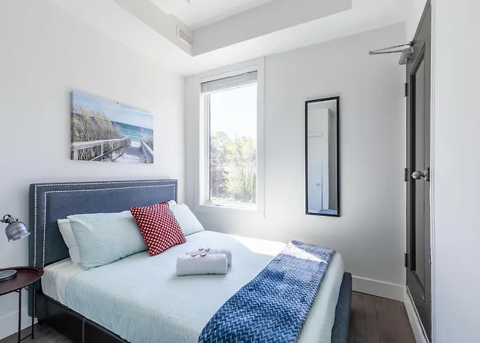 Modern 2 Bedroom Apartment - Near Leslieville