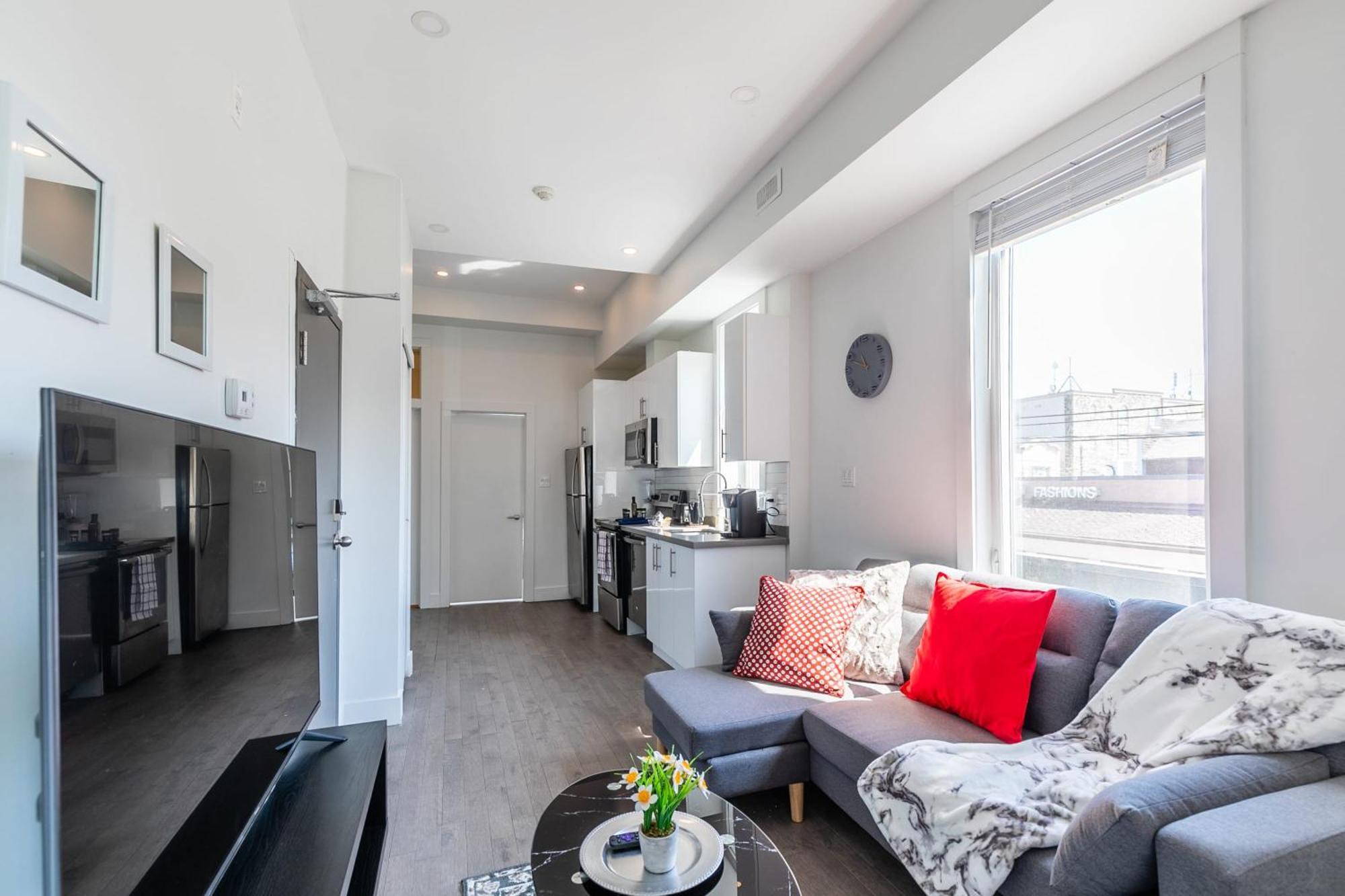 Modern 2 Bedroom - Near Leslieville Apartment Toronto