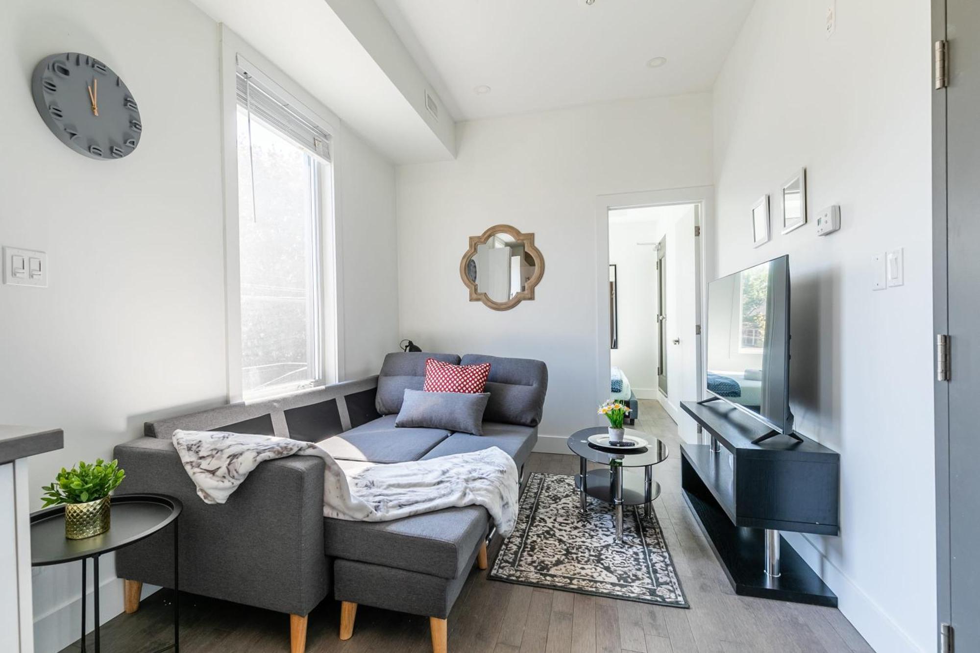 Apartment Modern 2 Bedroom - Near Leslieville Toronto