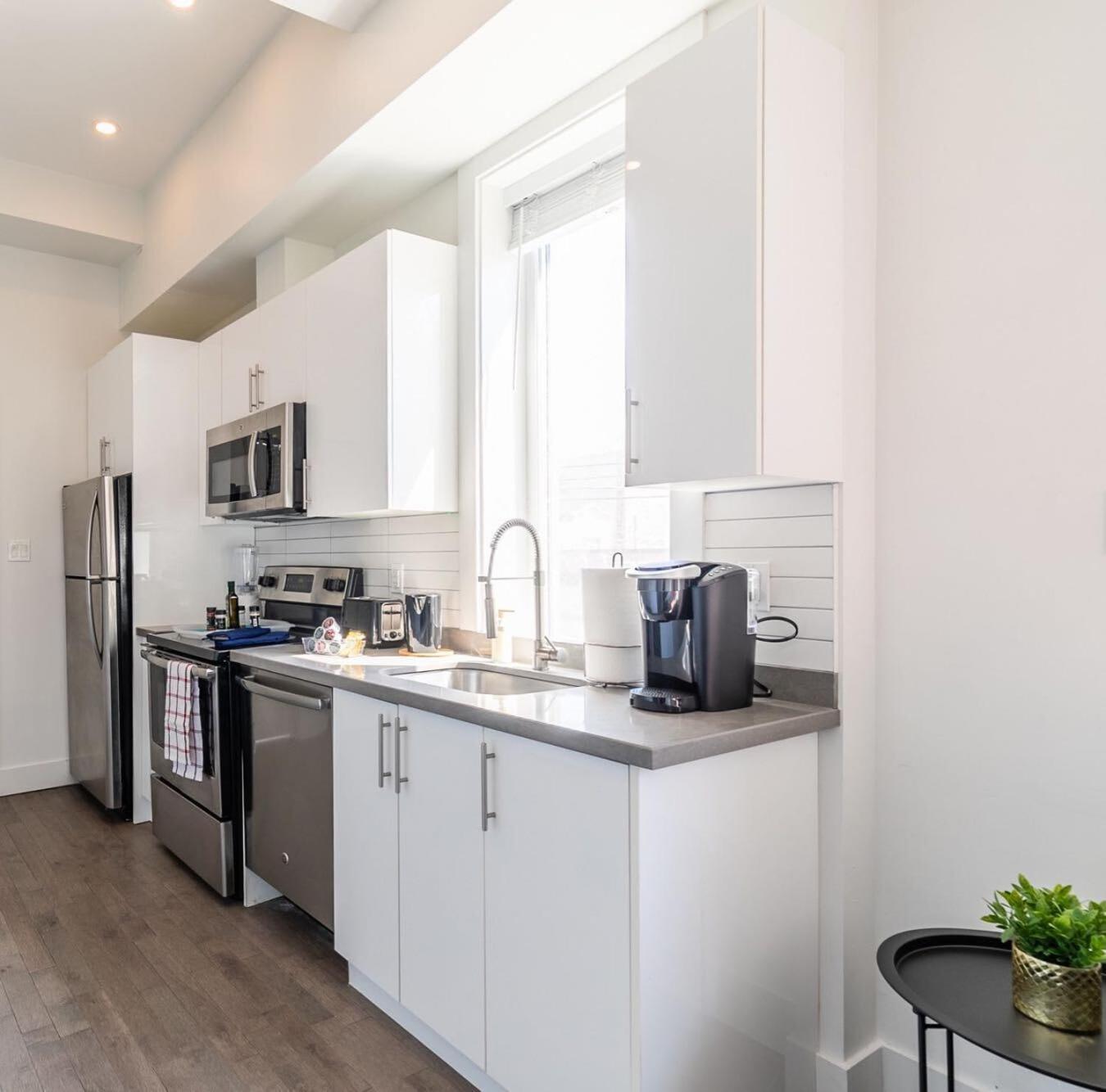Modern 2 Bedroom - Near Leslieville Apartment *