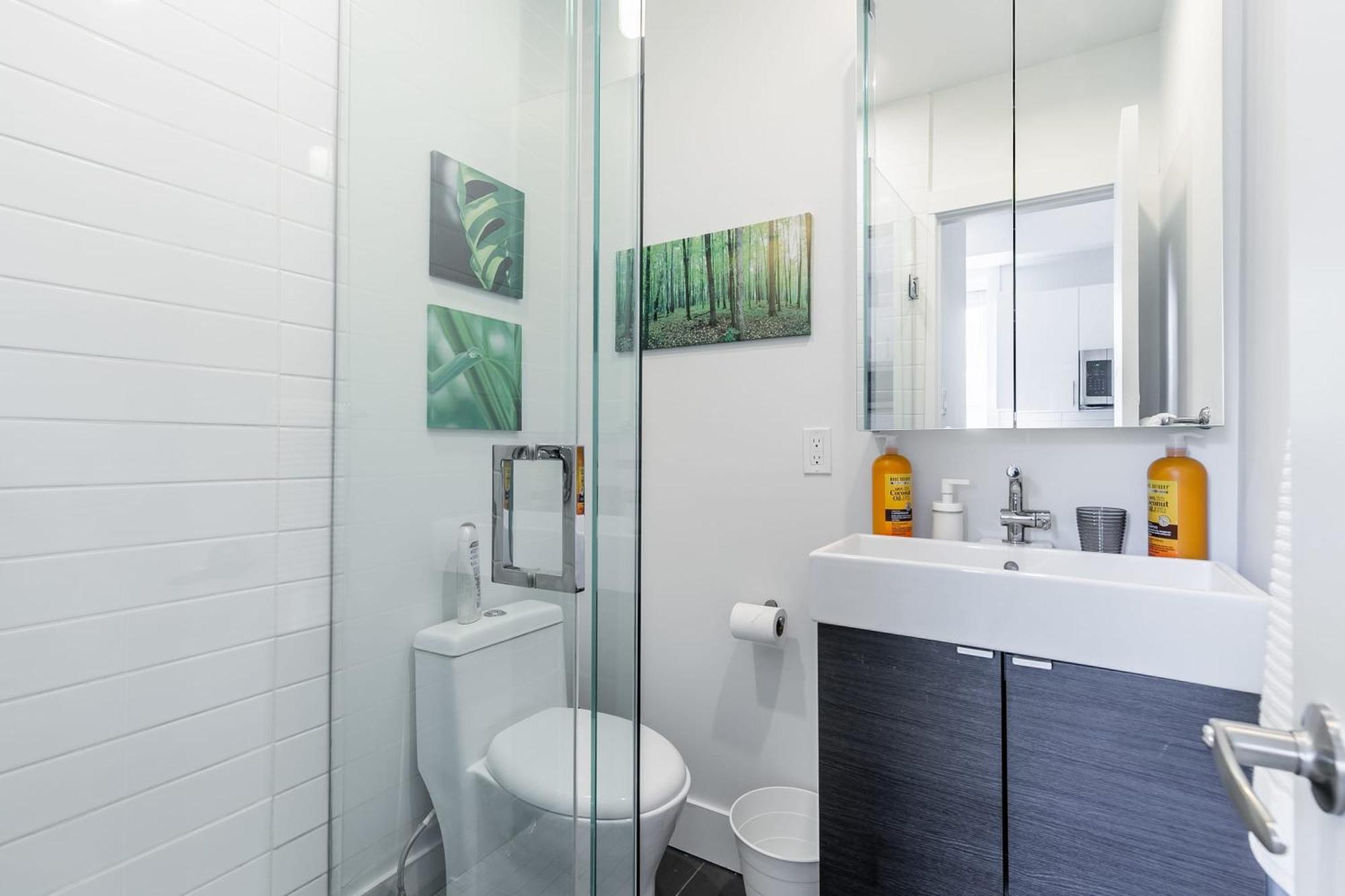 Modern 2 Bedroom - Near Leslieville Apartment