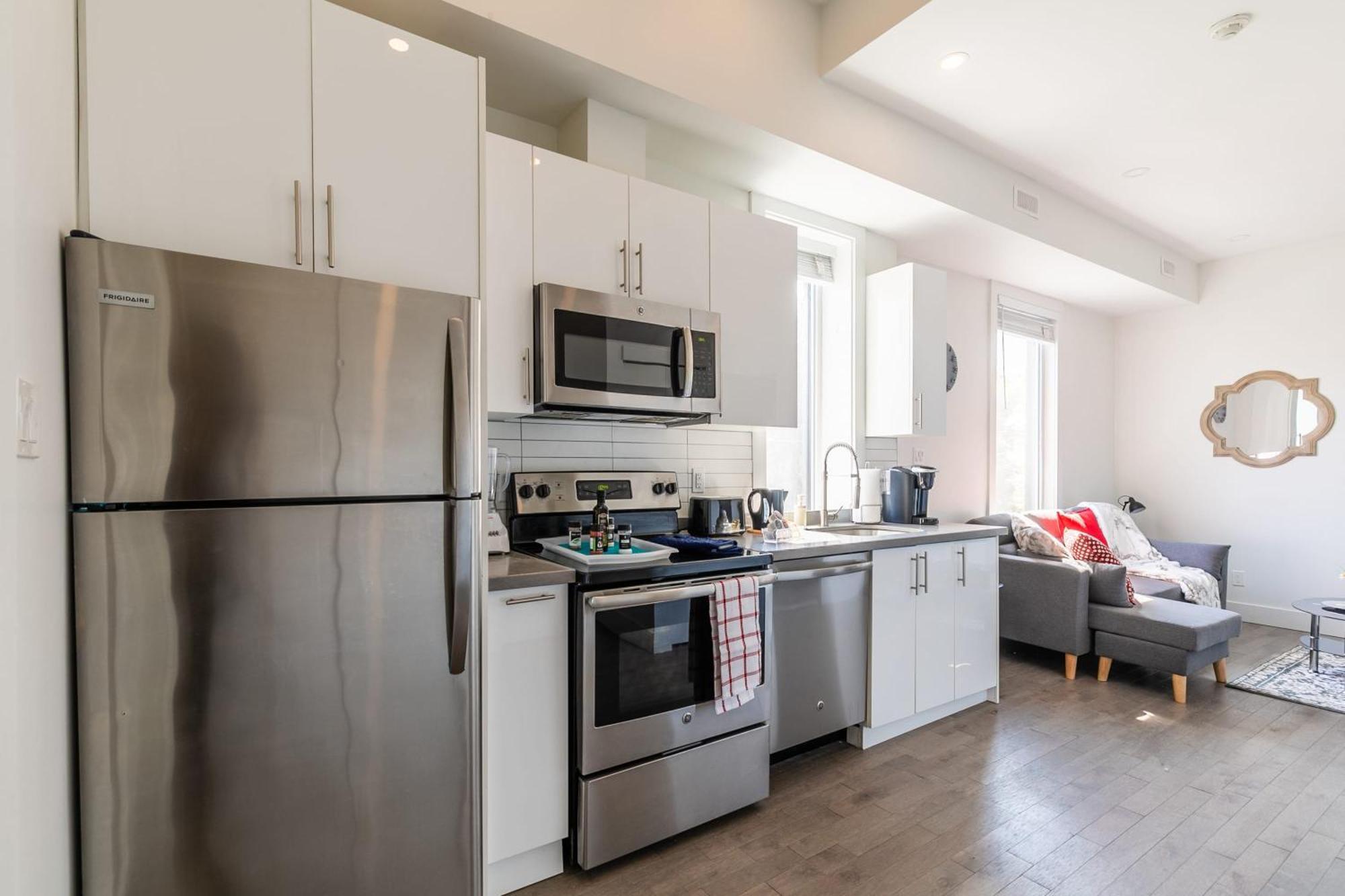 Modern 2 Bedroom - Near Leslieville * Toronto
