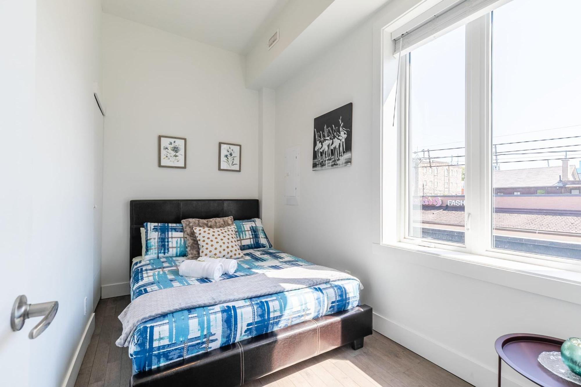 Modern 2 Bedroom - Near Leslieville Apartment