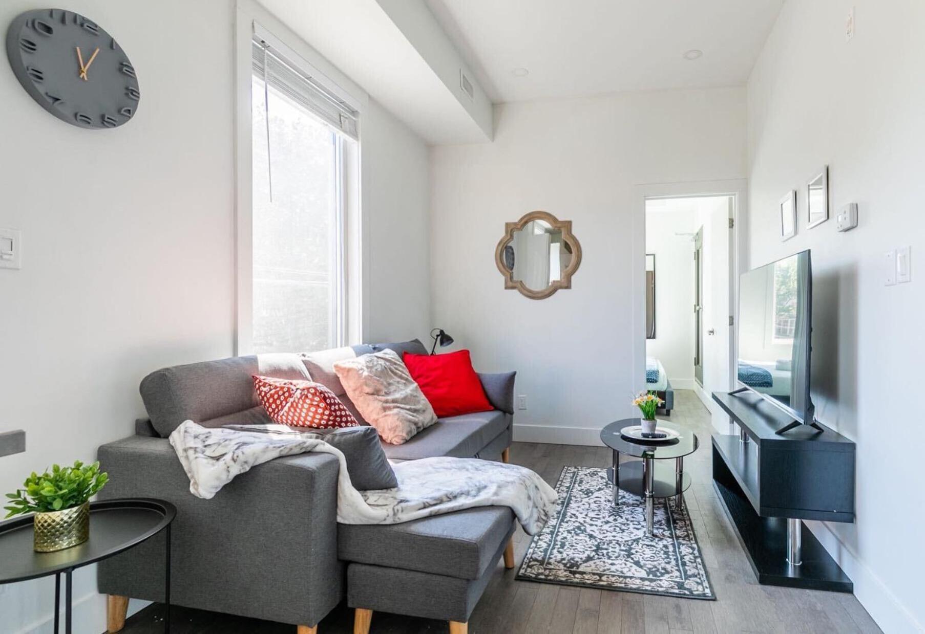 Apartment Modern 2 Bedroom - Near Leslieville