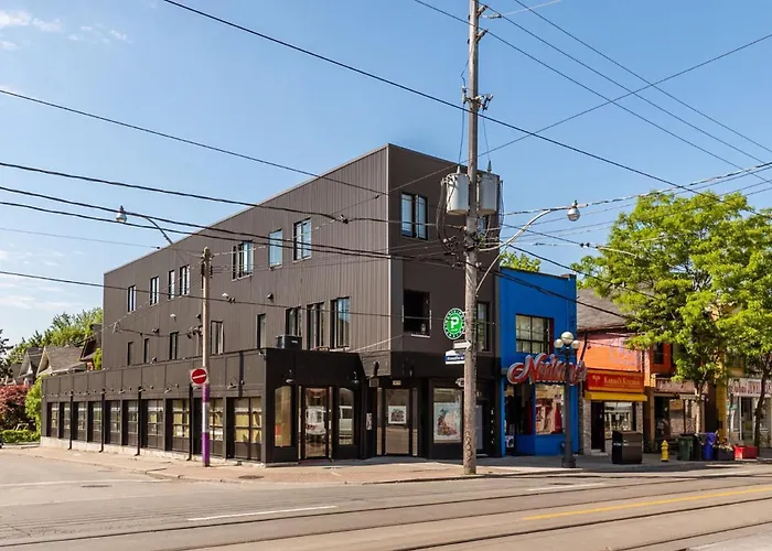 Modern 2 Bedroom Apartment - Near Leslieville