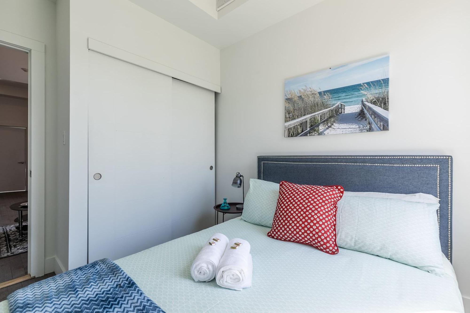 Modern 2 Bedroom - Near Leslieville Toronto